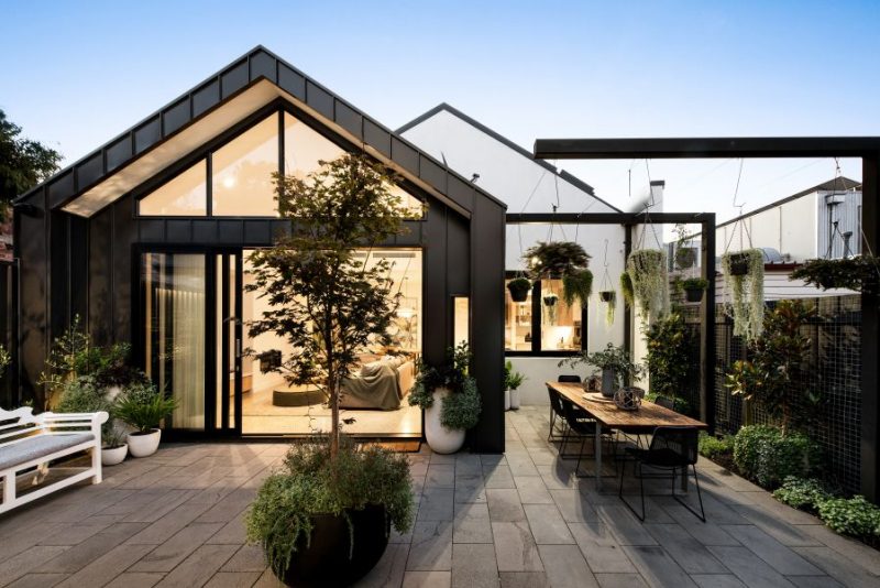 Luxury house in Northcote by Blueline Construction